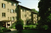 Image of sheet 19980200 photo 3: Imhofstr. Baugenossenschaft Verwaltung.
Zentrum Hardau Tauben gefüttert Kinder Gruppe
