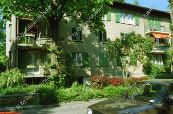 Image of sheet 19980200 photo 4: Imhofstr. Baugenossenschaft Verwaltung.
Zentrum Hardau Tauben gefüttert Kinder Gruppe