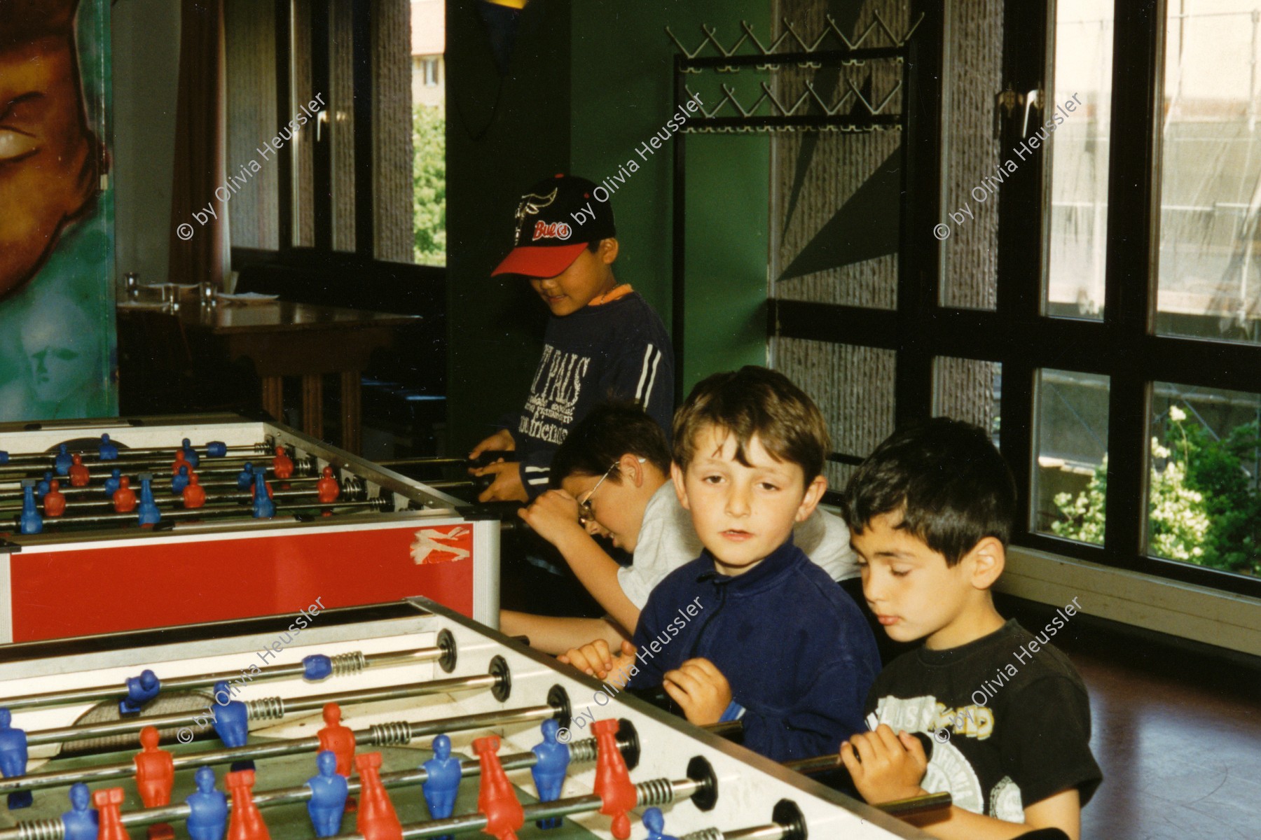 Image of sheet 19980210 photo 16: Hardau. 05.98 Hardau Kinder Gruppe Krippe Töggelikasten Tischfussball Zürich kreis vier 4 Aussersihl 05.98 Zürich, Schweiz Table football Switzerland Europe
© 1998, Olivia Heussler √
children