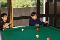 Image of sheet 19980210 photo 21: Hardau Kinder Gruppe Zürich 05.98 Zürich, Kreis vier 4 Aussersihl Schweiz Switzerland Europe
© 1998, Olivia Heussler √
children Billard tisch table Kugeln balls Kindergarten