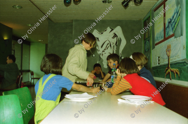 Image of sheet 19980210 photo 25: Hardau Kinder Gruppe Zürich 05.98 Zürich, Schweiz Switzerland Europe
© 1998, Olivia Heussler 
children Gruppenbild Kindergarten