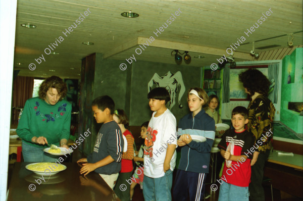 Image of sheet 19980210 photo 28: Hardau Kinder Gruppe Zürich 05.98 Zürich, Schweiz Switzerland Europe
© 1998, Olivia Heussler 
children Gruppenbild Kindergarten