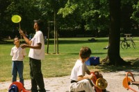 Image of sheet 19980230 photo 1: Spielplatzanimation und Cafeteria Amt für Soziokultur Zürich Bäckeranlage 05.98 Zürich, Kreis vier 4 Aussersihl Schweiz Switzerland Europe kids playground animation children park 
© 1998, Olivia Heussler √