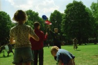 Image of sheet 19980230 photo 10: Spielplatzanimation und Cafeteria Amt für Soziokultur Zürich Bäckeranlage 05.98 Zürich, Kreis vier 4 Aussersihl Schweiz Switzerland Europe kids playground animation children park 
© 1998, Olivia Heussler √