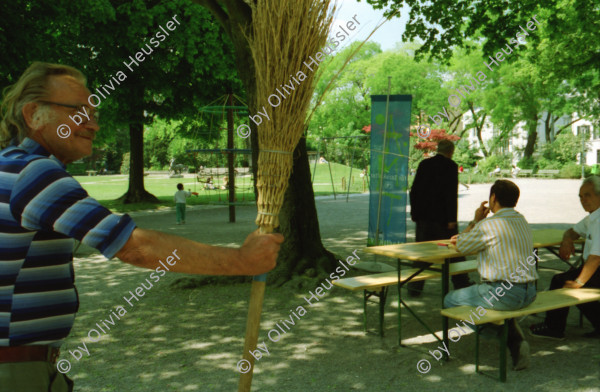 Image of sheet 19980230 photo 12: Spielplatzanimation und Cafeteria Amt für Soziokultur Zürich Bäckeranlage 05.98 Zürich, Kreis vier 4 Aussersihl Schweiz Switzerland Europe kids playground animation children park 
© 1998, Olivia Heussler √