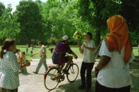Image of sheet 19980230 photo 18: Spielplatzanimation und Cafeteria Amt für Soziokultur Zürich Bäckeranlage 05.98 Zürich, Kreis vier 4 Aussersihl Schweiz Switzerland Europe kids playground animation children park 
© 1998, Olivia Heussler √