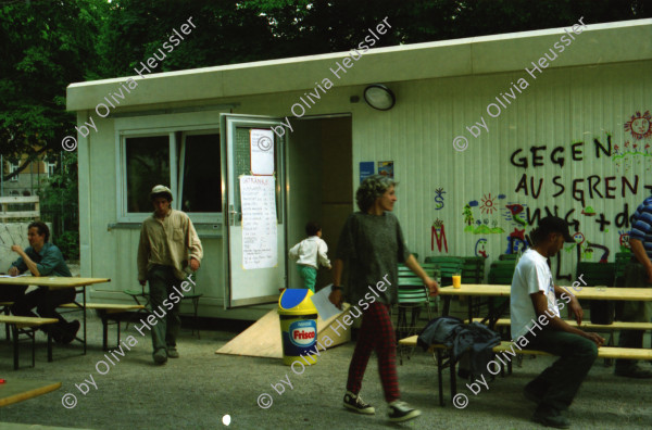 Image of sheet 19980230 photo 24: Spielplatzanimation und Cafeteria Amt für Soziokultur Zürich Bäckeranlage 05.98 Zürich, Kreis vier 4 Aussersihl Schweiz Switzerland Europe kids playground animation children park 
© 1998, Olivia Heussler