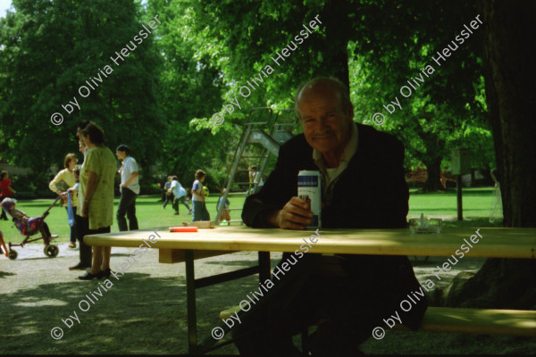 Image of sheet 19980230 photo 34: Spielplatzanimation und Cafeteria Amt für Soziokultur Zürich Bäckeranlage 05.98 Zürich, Kreis vier 4 Aussersihl Schweiz Switzerland Europe kids playground animation children park 
© 1998, Olivia Heussler