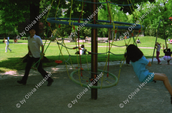 Image of sheet 19980230 photo 35: Spielplatzanimation und Cafeteria Amt für Soziokultur Zürich Bäckeranlage 05.98 Zürich, Kreis vier 4 Aussersihl Schweiz Switzerland Europe kids playground animation children park 
© 1998, Olivia Heussler