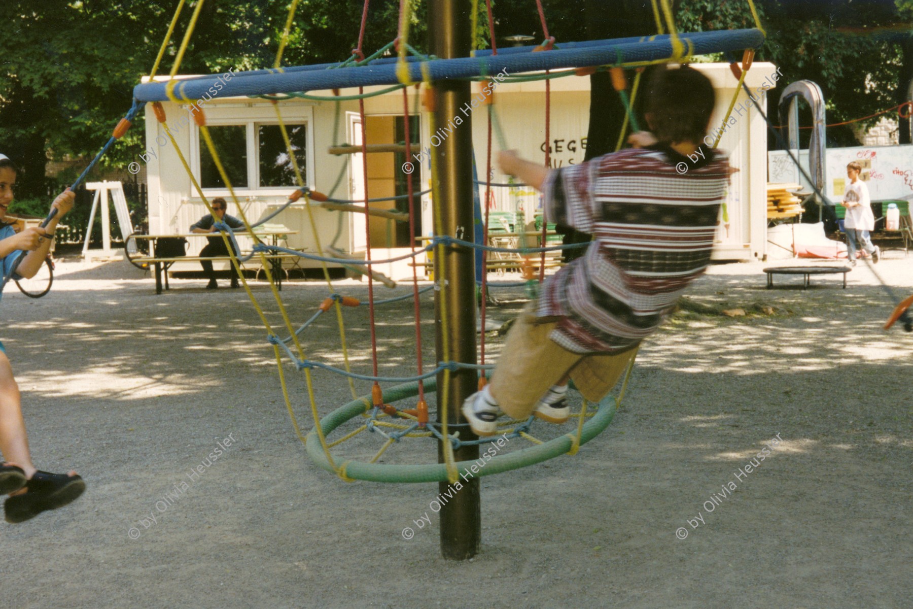 Image of sheet 19980230 photo 36: Spielplatzanimation und Cafeteria Amt für Soziokultur Zürich Bäckeranlage 05.98
05.98 Zürich, Kreis vier 4 Aussersihl Schweiz Switzerland Europe kids playground animation children park 
© 1998, Olivia Heussler √