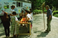 Image of sheet 19980230 photo 4: Spielplatzanimation und Cafeteria Amt für Soziokultur Zürich Bäckeranlage 05.98 Zürich, Kreis vier 4 Aussersihl Schweiz Switzerland Europe kids playground animation children park 
© 1998, Olivia Heussler