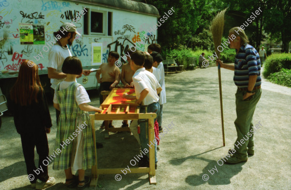 Image of sheet 19980230 photo 4: Spielplatzanimation und Cafeteria Amt für Soziokultur Zürich Bäckeranlage 05.98 Zürich, Kreis vier 4 Aussersihl Schweiz Switzerland Europe kids playground animation children park 
© 1998, Olivia Heussler