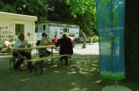 Image of sheet 19980230 photo 7: Spielplatzanimation und Cafeteria Amt für Soziokultur Zürich Bäckeranlage 05.98 Zürich, Kreis vier 4 Aussersihl Schweiz Switzerland Europe kids playground animation children park 
© 1998, Olivia Heussler
