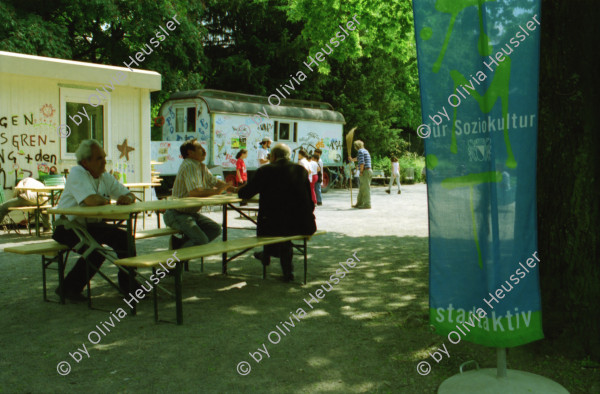 Image of sheet 19980230 photo 7: Spielplatzanimation und Cafeteria Amt für Soziokultur Zürich Bäckeranlage 05.98 Zürich, Kreis vier 4 Aussersihl Schweiz Switzerland Europe kids playground animation children park 
© 1998, Olivia Heussler