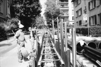 Image of sheet 19980260 photo 16: Schach und Gymnastikkurs für Frauen mit Kinder Zentrum Klus Bauarbeiter Hegibachstrasse Kanalisation Zürich 1998