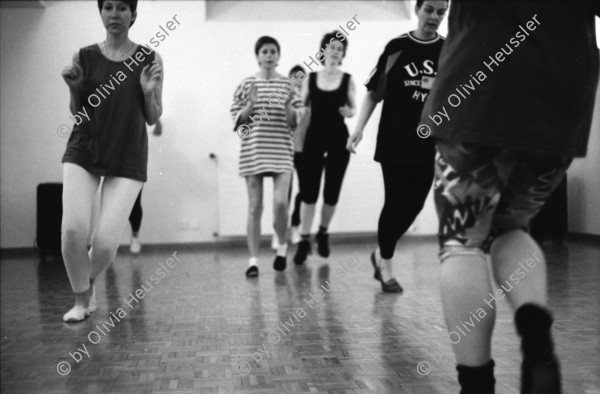 Image of sheet 19980260 photo 34: Schach und Gymnastikkurs für Frauen mit Kinder Zentrum Klus Bauarbeiter Hegibachstrasse Kanalisation Zürich 1998