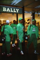 Image of sheet 19980370 photo 10: Alis beim Essen Zürich. West nigerianischer Fussballer Zürich Airport Bally Kroatien Brela Hotel Maestral Stühle und Tische Tourismus Olivia und Alis Heussler Fussball Football Schweiz 1998