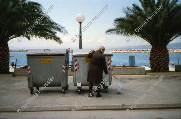 Image of sheet 19980370 photo 20: Alis beim Essen Zürich. West nigerianischer Fussballer Zürich Airport Bally Kroatien Brela Hotel Maestral Stühle und Tische Tourismus Olivia und Alis Heussler Fussball Football Schweiz 1998