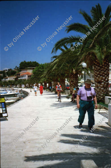 Image of sheet 19980370 photo 27: Alis beim Essen Zürich. West nigerianischer Fussballer Zürich Airport Bally Kroatien Brela Hotel Maestral Stühle und Tische Tourismus Olivia und Alis Heussler Fussball Football Schweiz 1998