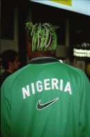 Image of sheet 19980370 photo 9: Alis beim Essen Zürich. West nigerianischer Fussballer Zürich Airport Bally Kroatien Brela Hotel Maestral Stühle und Tische Tourismus Olivia und Alis Heussler Fussball Football Schweiz 1998