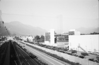 Image of sheet 19980390 photo 29: Victoria Salinas Grossmutter von Alis und Alis an der Bahnhofstrasse in Zürich auf einer Plastikkuh. Graffiti Mural Gordevio Valle Maggia Severin Müller badet die kleine Gina Burri Tochter von Yasmine stillt Gina. Autobahn Tunnel Einfahrt Süd Locarno Umfahrung. Locarno Filmfestival UBS Plakat Ken Loach Piazza Nacht Tessin
