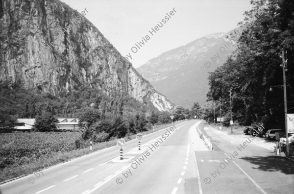 Image of sheet 19980390 photo 30: Victoria Salinas Grossmutter von Alis und Alis an der Bahnhofstrasse in Zürich auf einer Plastikkuh. Graffiti Mural Gordevio Valle Maggia Severin Müller badet die kleine Gina Burri Tochter von Yasmine stillt Gina. Autobahn Tunnel Einfahrt Süd Locarno Umfahrung. Locarno Filmfestival UBS Plakat Ken Loach Piazza Nacht Tessin