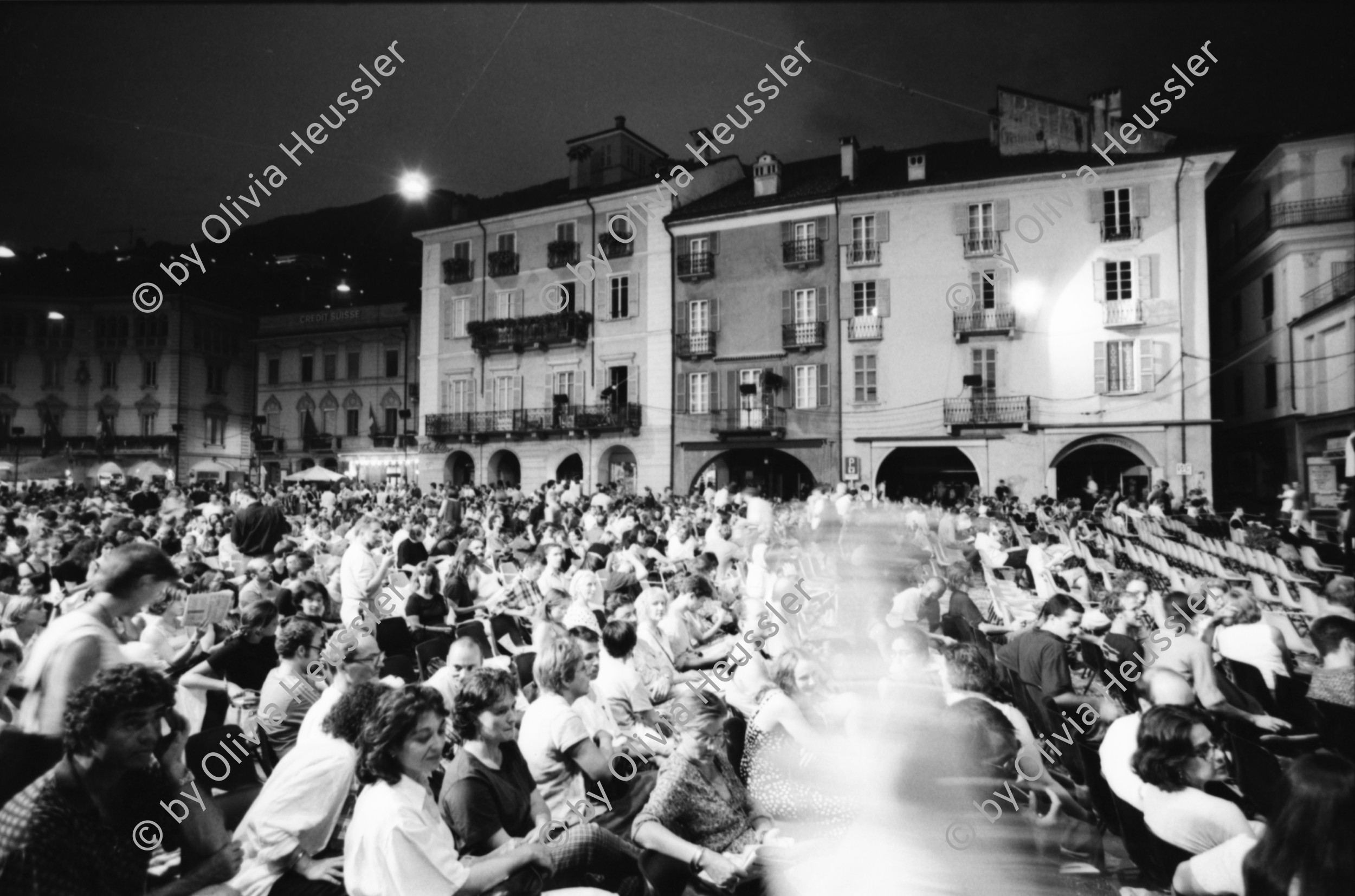 Image of sheet 19980390 photo 33: Locarno Filmfestival UBS Plakat Ken Loach Piazza Nacht Tessin