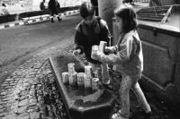 Image of sheet 19980400 photo 33: 51. Filmfestival Locarno Marco Müller am Mikrophon Mit Filmer von Megacitys. Party für Gäste mit Köchen in der Bibliothek. 1. Spielgruppentag 29.8.98 auf dem Lindenhof. Alis im Kinderwagen Tessin 1998 
Zürich