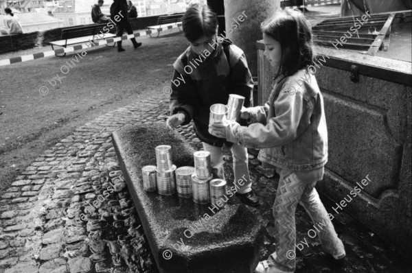 Image of sheet 19980400 photo 33: 51. Filmfestival Locarno Marco Müller am Mikrophon Mit Filmer von Megacitys. Party für Gäste mit Köchen in der Bibliothek. 1. Spielgruppentag 29.8.98 auf dem Lindenhof. Alis im Kinderwagen Tessin 1998 
Zürich