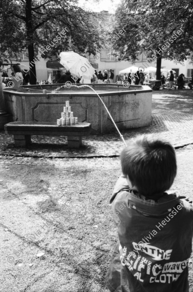 Image of sheet 19980400 photo 34: 51. Filmfestival Locarno Marco Müller am Mikrophon Mit Filmer von Megacitys. Party für Gäste mit Köchen in der Bibliothek. 1. Spielgruppentag 29.8.98 auf dem Lindenhof. Alis im Kinderwagen Tessin 1998 
Zürich