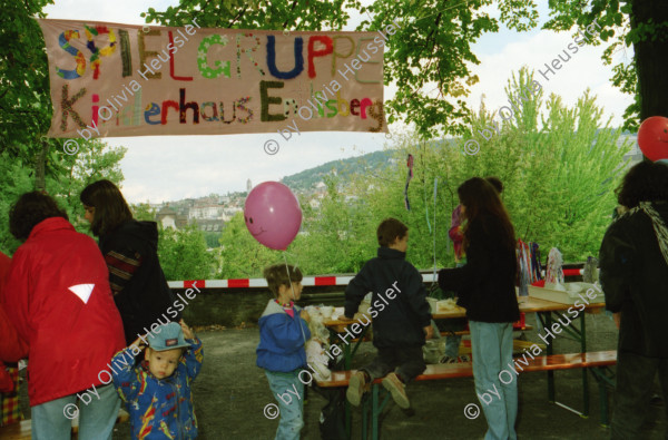 Image of sheet 19980410 photo 10: 1. Spielgruppentag auf dem Lindenhof Beatrice Künzi mit Patrick Rohner und Kinder Gina