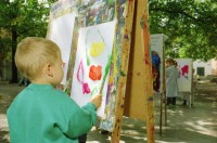 Image of sheet 19980410 photo 13: 1. Spielgruppentag auf dem Lindenhof Beatrice Künzi mit Patrick Rohner und Kinder Gina