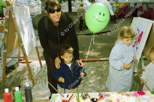 Image of sheet 19980410 photo 15: 1. Spielgruppentag auf dem Lindenhof Beatrice Künzi mit Patrick Rohner und Kinder Gina