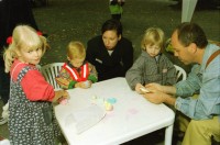 Image of sheet 19980410 photo 2: 1. Spielgruppentag auf dem Lindenhof Beatrice Künzi mit Patrick Rohner und Kinder Gina