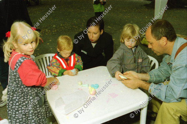 Image of sheet 19980410 photo 2: 1. Spielgruppentag auf dem Lindenhof Beatrice Künzi mit Patrick Rohner und Kinder Gina