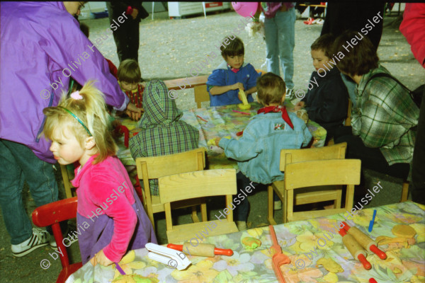 Image of sheet 19980410 photo 25: 1. Spielgruppentag auf dem Lindenhof Beatrice Künzi mit Patrick Rohner und Kinder Gina