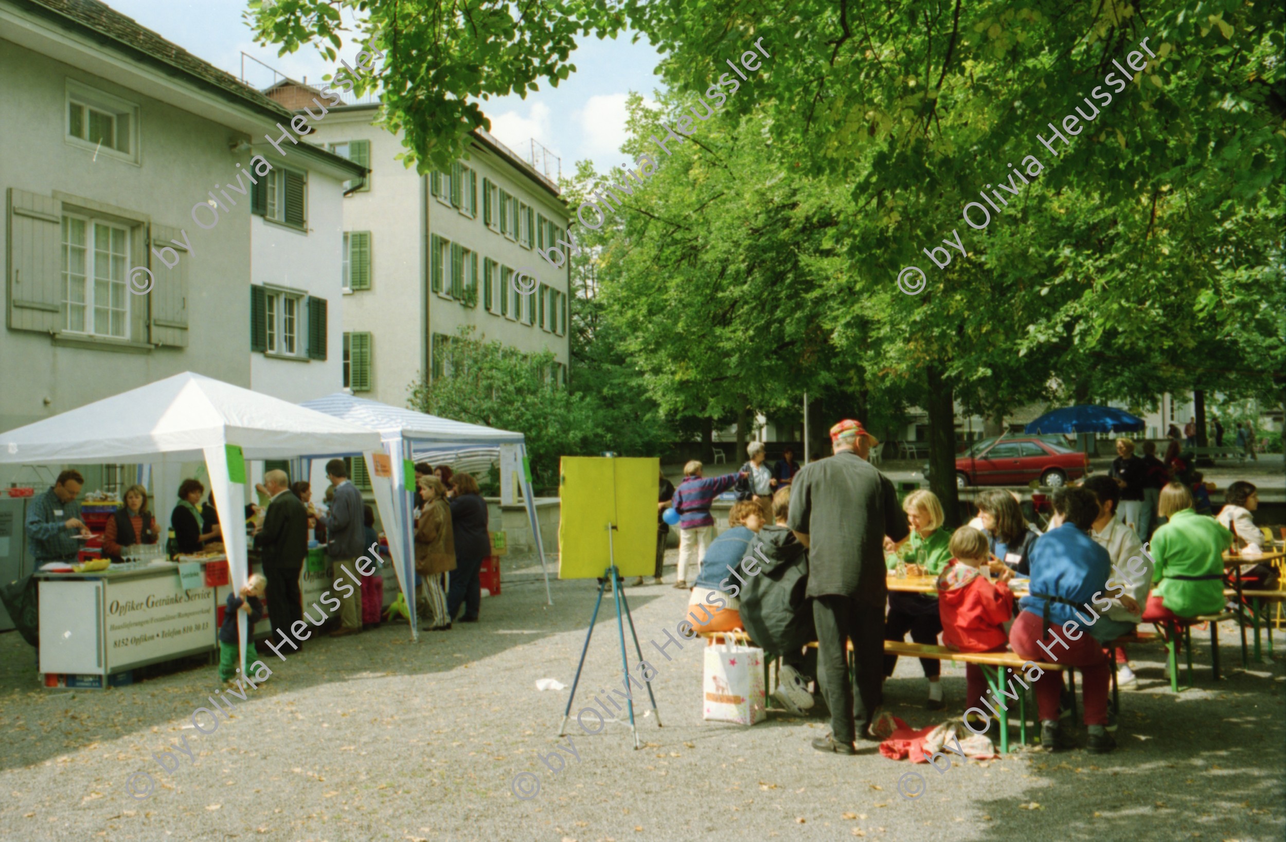 Image of sheet 19980410 photo 28: 1. Spielgruppentag auf dem Lindenhof Beatrice Künzi mit Patrick Rohner und Kinder Gina
