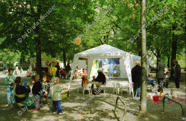 Image of sheet 19980410 photo 29: 1. Spielgruppentag auf dem Lindenhof Beatrice Künzi mit Patrick Rohner und Kinder Gina