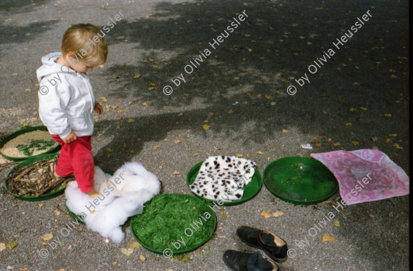 Image of sheet 19980410 photo 33: 1. Spielgruppentag auf dem Lindenhof Beatrice Künzi mit Patrick Rohner und Kinder Gina