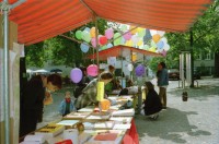 Image of sheet 19980410 photo 36: 1. Spielgruppentag auf dem Lindenhof Beatrice Künzi mit Patrick Rohner und Kinder Gina