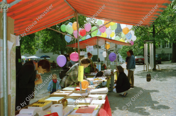 Image of sheet 19980410 photo 36: 1. Spielgruppentag auf dem Lindenhof Beatrice Künzi mit Patrick Rohner und Kinder Gina