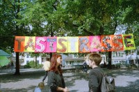 Image of sheet 19980410 photo 37: 1. Spielgruppentag auf dem Lindenhof Beatrice Künzi mit Patrick Rohner und Kinder Gina