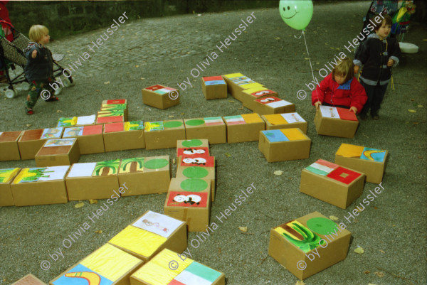 Image of sheet 19980410 photo 9: 1. Spielgruppentag auf dem Lindenhof Beatrice Künzi mit Patrick Rohner und Kinder Gina