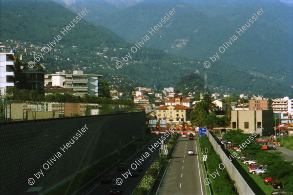 Image of sheet 19980450 photo 29: Alis feiert 1. Geburtstag mit ihrer Grossmutter aus Nicaragua Victoria Salinas Hegibachstrasse Zürich
Paolo Poloni stellt Fondovalle vor. Paulina Autorin mit Regula Bochsler im Locarno Filmfestival. Morettina. Kantonsstrasse Valle Maggia mit Maggia