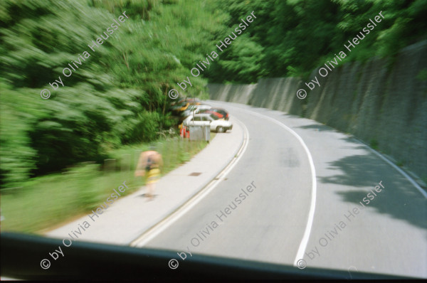 Image of sheet 19980450 photo 36: Alis feiert 1. Geburtstag mit ihrer Grossmutter aus Nicaragua Victoria Salinas Hegibachstrasse Zürich
Paolo Poloni stellt Fondovalle vor. Paulina Autorin mit Regula Bochsler im Locarno Filmfestival. Morettina. Kantonsstrasse Valle Maggia mit Maggia