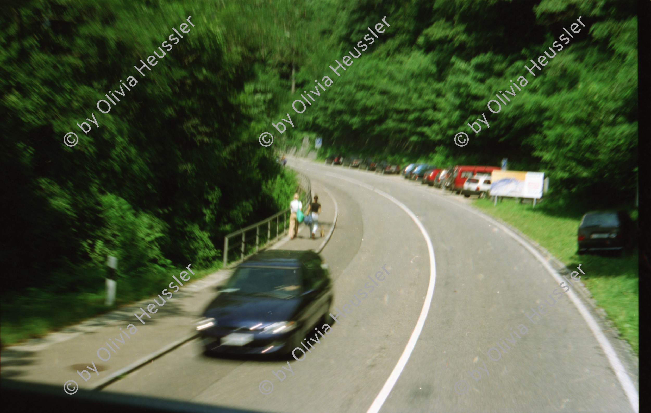 Image of sheet 19980450 photo 37: Alis feiert 1. Geburtstag mit ihrer Grossmutter aus Nicaragua Victoria Salinas Hegibachstrasse Zürich
Paolo Poloni stellt Fondovalle vor. Paulina Autorin mit Regula Bochsler im Locarno Filmfestival. Morettina. Kantonsstrasse Valle Maggia mit Maggia