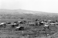 Image of sheet 19990040 photo 23: Eine Siedlung für Opfer des Hurrikans Mitch . Esteli Nicaragua Mai 1999
Opfer des Hurrikans Hurracan Mitch wohnen während der Regenzeit in Zelten mit schwarzen Plasitik plachen hütten.
Victims of Hurricane Mitch live in tents during the rainy season with black tarpaulins Plasitik huts.
Esteli Nicaragua Barrio Nuevo Amanecer, Mai 1999

√ © 1999, Olivia Heussler