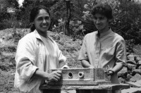 Image of sheet 19990050 photo 0: Frauen aus Waslala helfen den Bauern von Miraflor im Blockbau zur Reparation der Häuser die durch den Hurrikan Hurricane Hurrican Mitch 1998 zerstört wurden. UCA Miraflor Esteli Nicaragua 

Für SAH Schweizerisches Arbeiterinnen Hilfswerk
Solidar Suisse (bis 2011 Schweizerisches Arbeiterhilfswerk (SAH)) engagiert sich für eine sozial, politisch und ökonomisch gerechtere Gesellschaft. In der Trägerschaft des Hilfswerkes sind unter anderem der Schweizerische Gewerkschaftsbund (SGB) und die Sozialdemokratische Partei der Schweiz (SP) vertreten.
