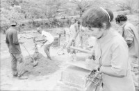 Image of sheet 19990050 photo 14: Frauen aus Waslala helfen den Bauern von Miraflor im Blockbau zur Reparation der Häuser die durch den Hurrikan Hurricane Hurrican Mitch 1998 zerstört wurden. UCA Miraflor Esteli Nicaragua 

Für SAH Schweizerisches Arbeiterinnen Hilfswerk
Solidar Suisse (bis 2011 Schweizerisches Arbeiterhilfswerk (SAH)) engagiert sich für eine sozial, politisch und ökonomisch gerechtere Gesellschaft. In der Trägerschaft des Hilfswerkes sind unter anderem der Schweizerische Gewerkschaftsbund (SGB) und die Sozialdemokratische Partei der Schweiz (SP) vertreten.