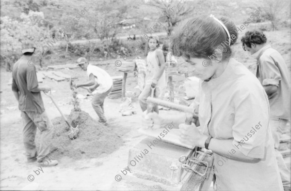 Image of sheet 19990050 photo 14: Frauen aus Waslala helfen den Bauern von Miraflor im Blockbau zur Reparation der Häuser die durch den Hurrikan Hurricane Hurrican Mitch 1998 zerstört wurden. UCA Miraflor Esteli Nicaragua 

Für SAH Schweizerisches Arbeiterinnen Hilfswerk
Solidar Suisse (bis 2011 Schweizerisches Arbeiterhilfswerk (SAH)) engagiert sich für eine sozial, politisch und ökonomisch gerechtere Gesellschaft. In der Trägerschaft des Hilfswerkes sind unter anderem der Schweizerische Gewerkschaftsbund (SGB) und die Sozialdemokratische Partei der Schweiz (SP) vertreten.